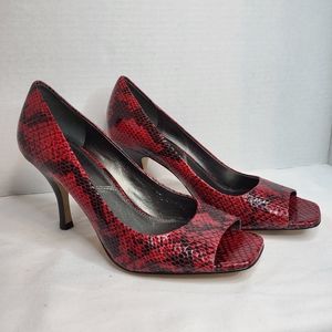 Tahari riddle snake print Feminine Dopamine peep toe red and black pumps